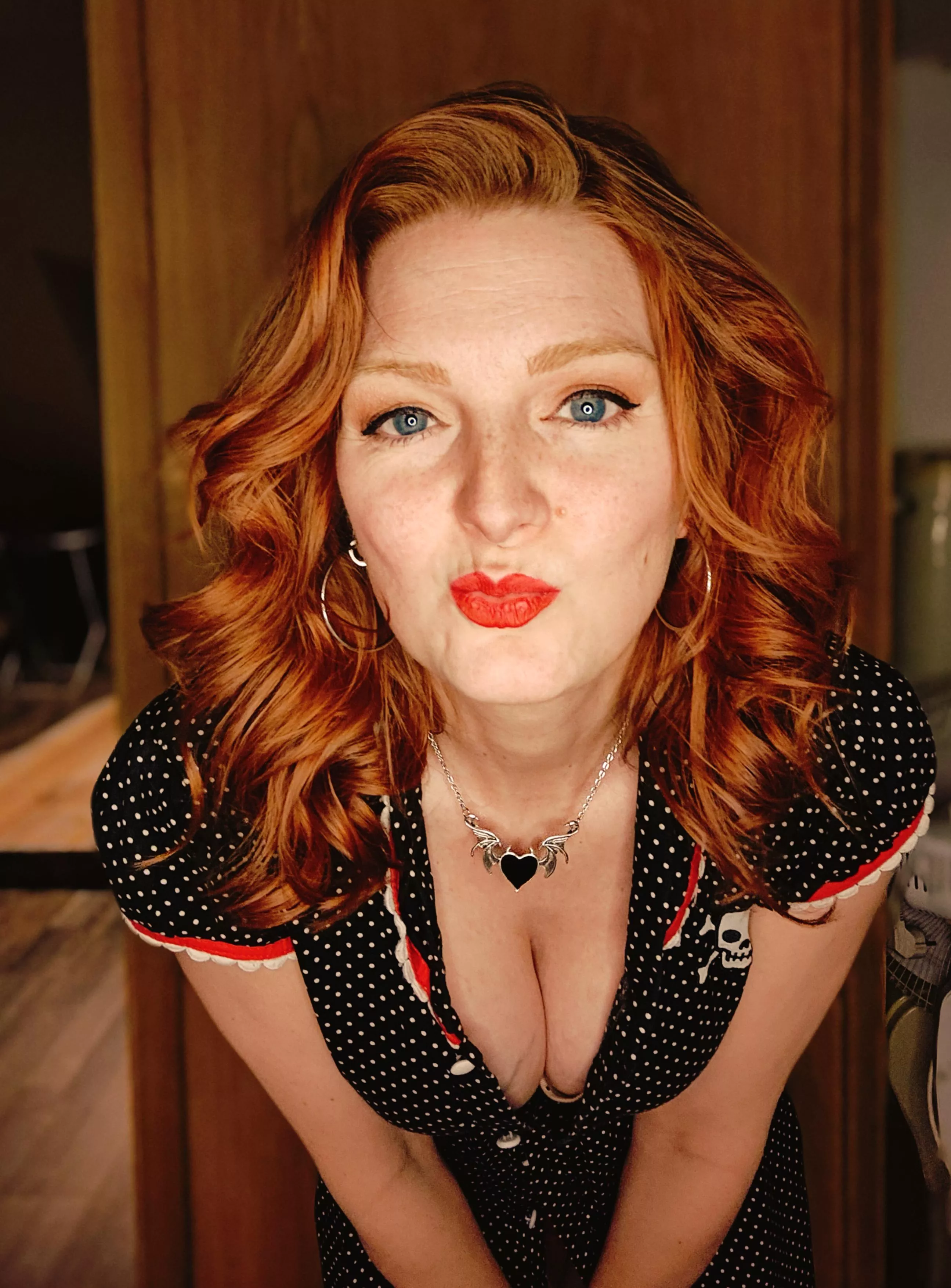 A kiss with a view 💋😋 posted by Ginger-Pumpkin