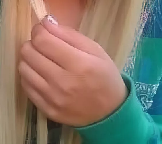 Any COLD hands lovers in here? I love when a girl's hands are cold, whether it be when they hold hands with you, shake your hand, accidentally bump yours or touch you in general... there's something about their super smooth cold skin that hits the spot by ThrowawayThrone23