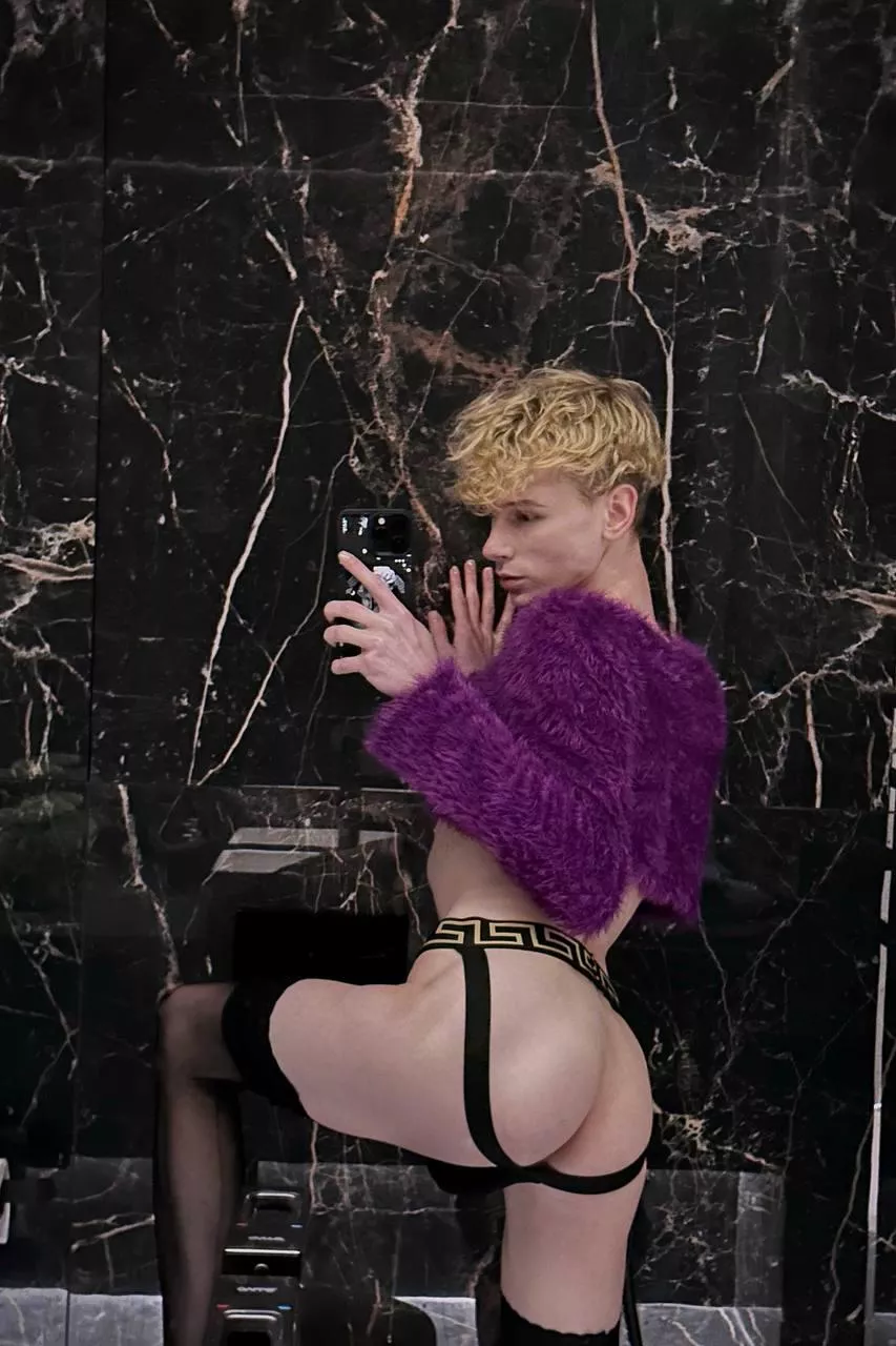 Gold curls angelboy 😇 posted by goldentwinkboyo