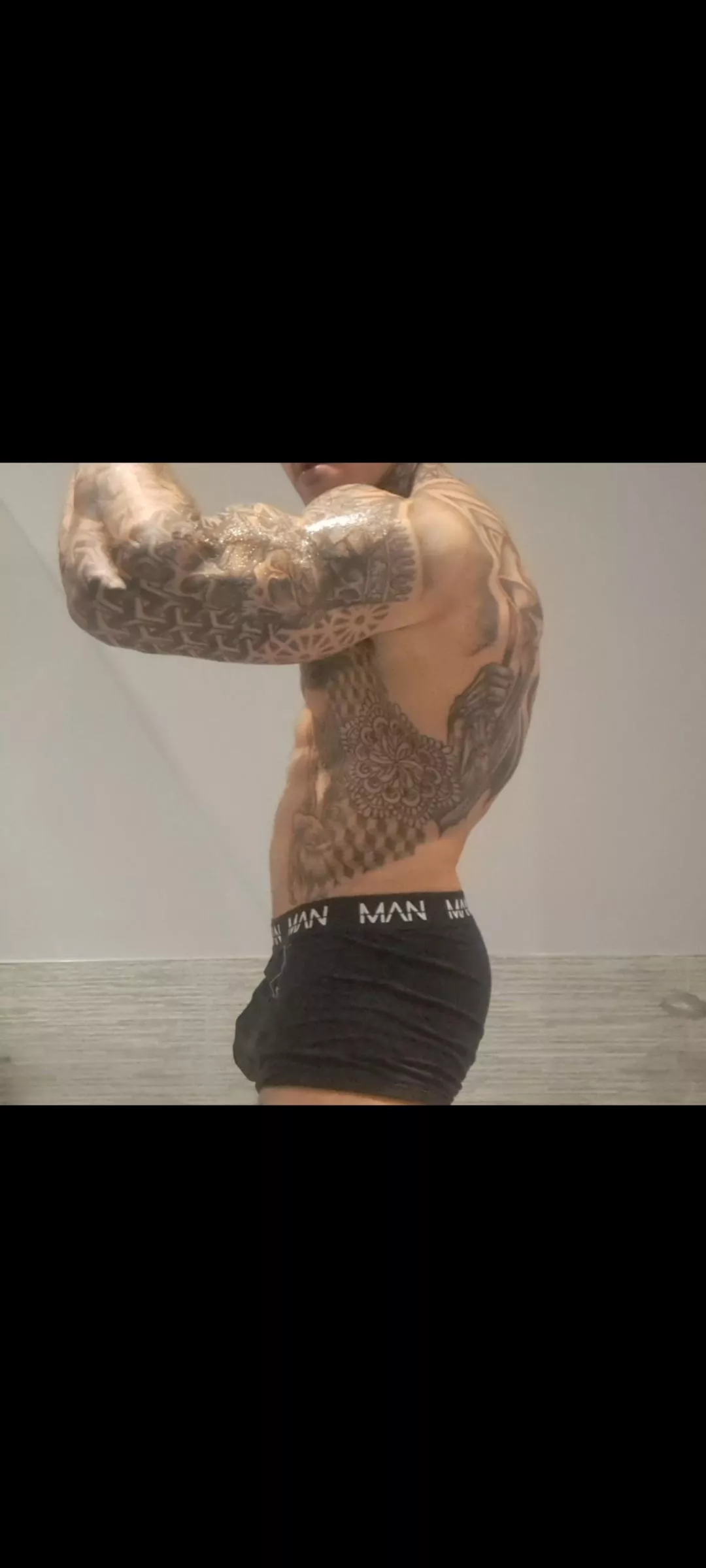 I love oiling up posted by bahamianDowel769