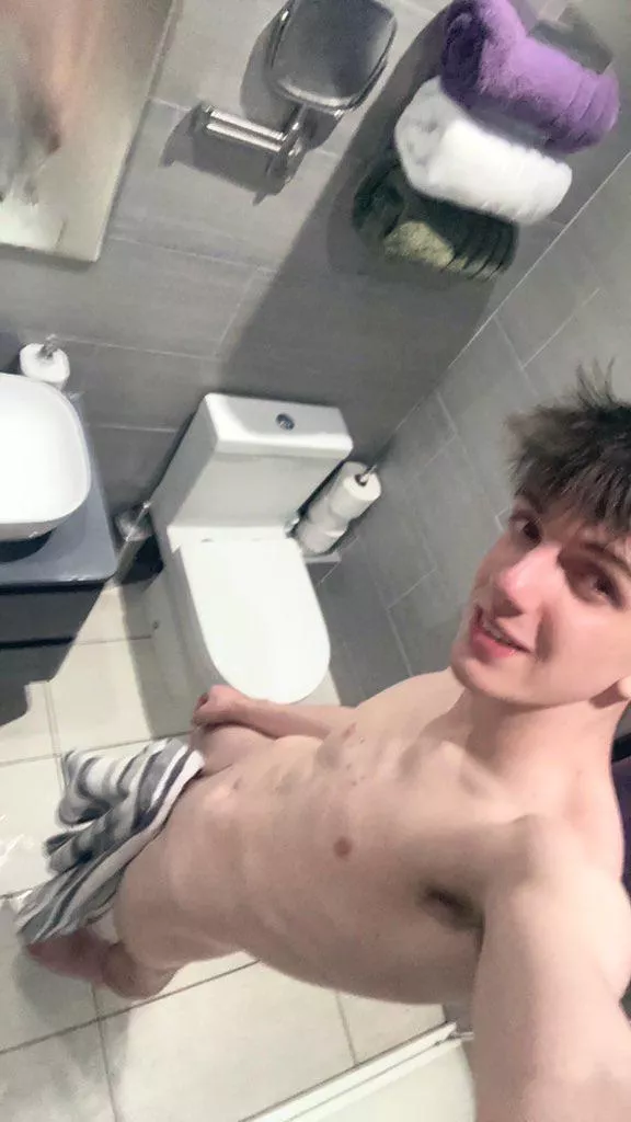 oops i’m gonna drop my towel 😝 posted by KaleidoscopeIcy8318