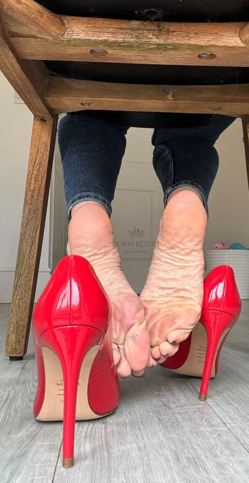 Back view. are you hypnotized yet? by bornroyal_feet1