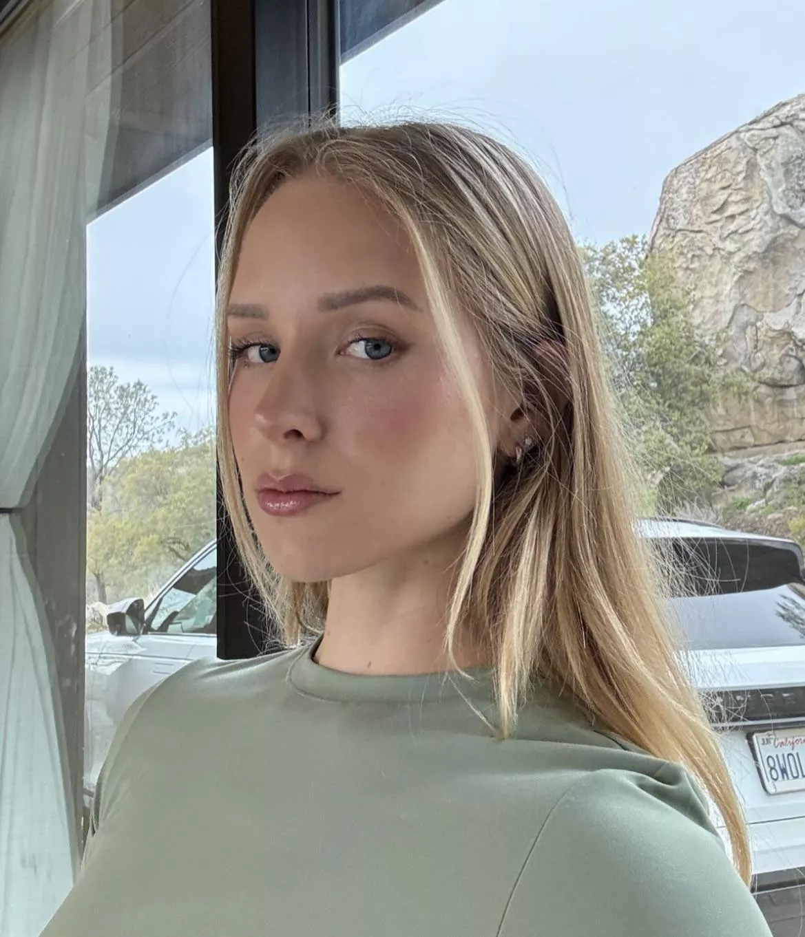 Caroline Zalog posted by Ken789gh