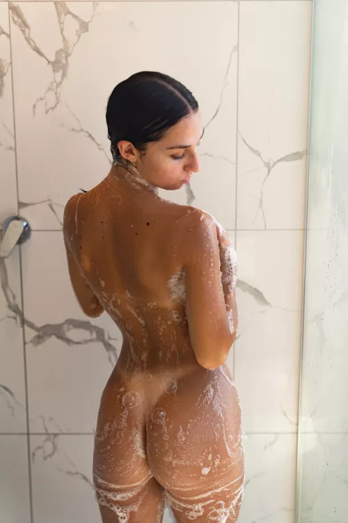 Do you think you’d be able to make my tiny body shake by indyraeofficial