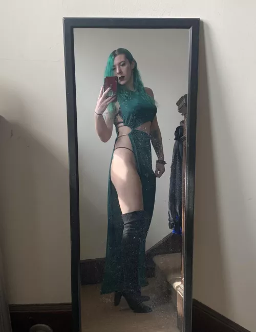 Green hottie by sirenskiss3