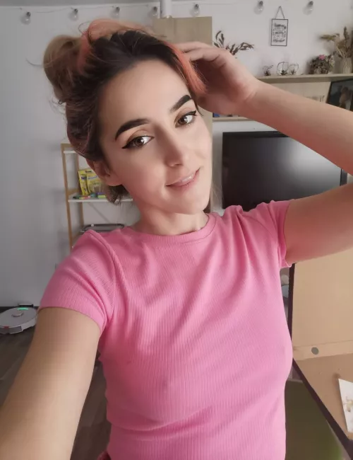 I kinda like how I look in pink  by miremi137