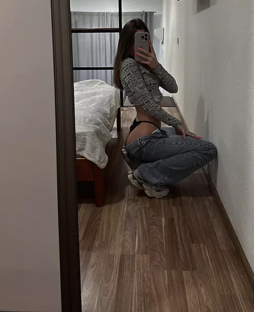 my butt loves to take pictures too by esabae