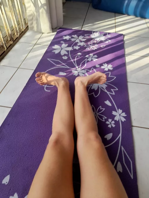stretching out on my floral mat, how bout a rub? F18 by ikasngdio