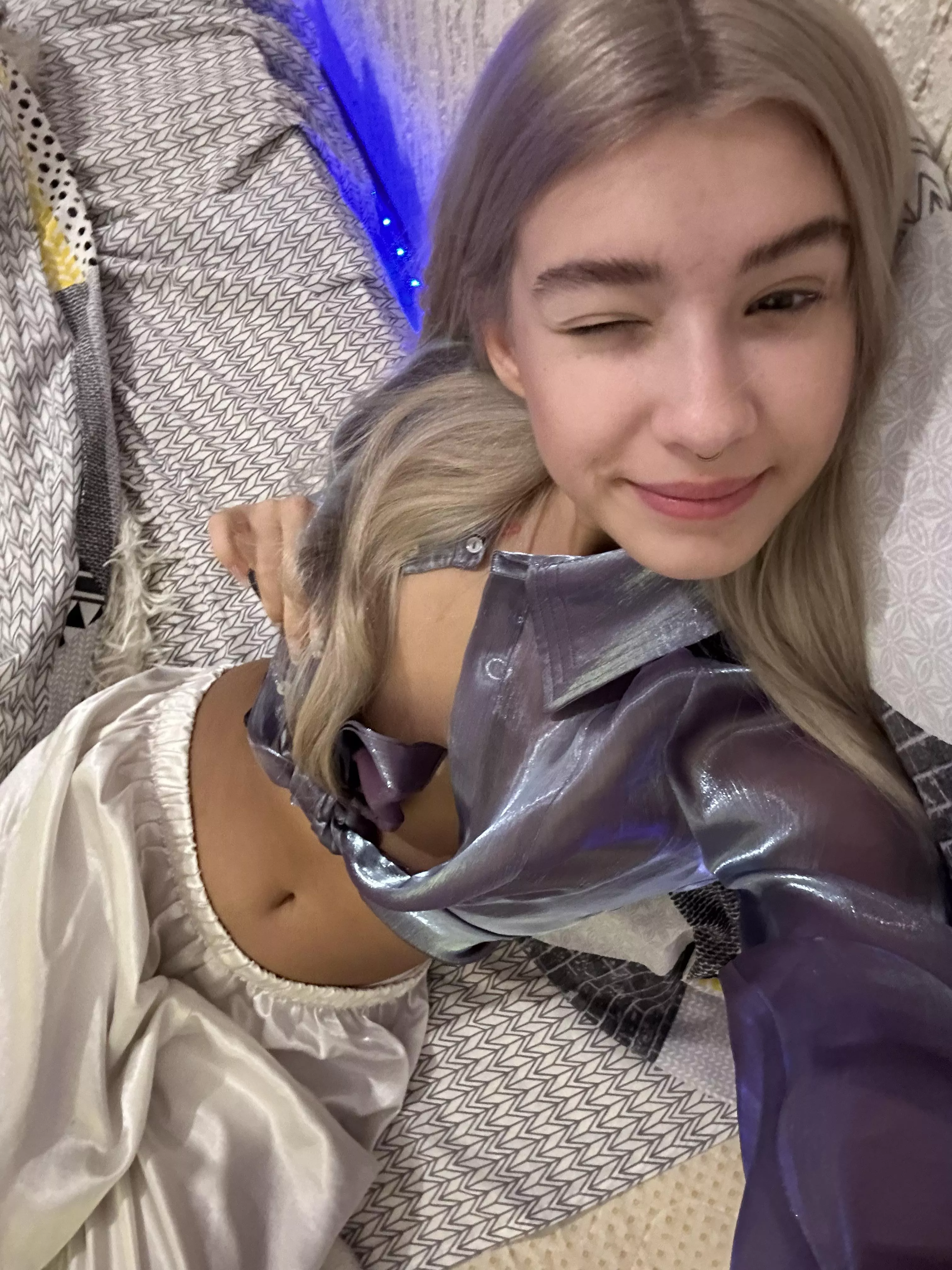 What’s hiding under my shirt [f] posted by Snezhangel