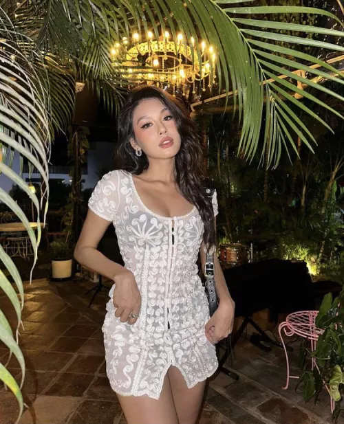 you go on a blind date and she shows up. are you happy, yes or no?  by devilndaisies