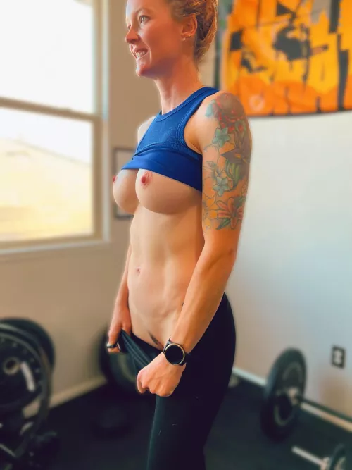 Let’s start the weekend off by showing you my 34 year old mom bod. Just trying to stay fit enough to fuck.  by fitredd