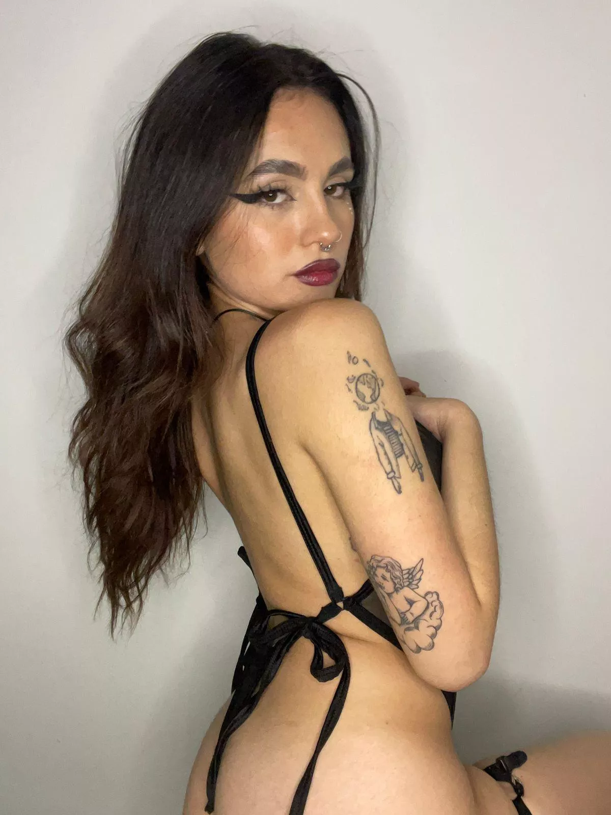 look me in the eyes  posted by LatinaJasmin