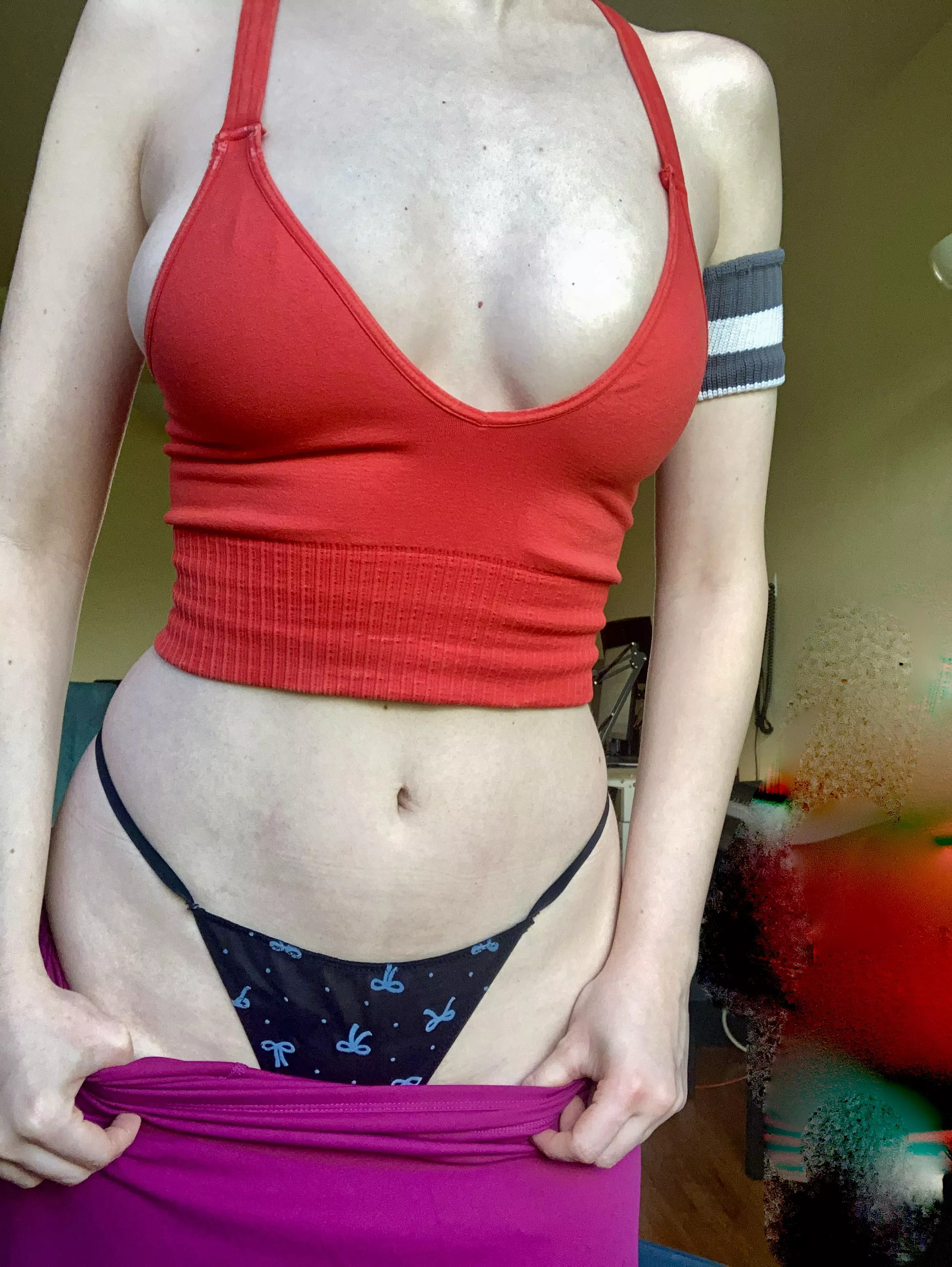 Love my fuckable sideboobs popping out of this tight hot top. posted by Sunnysinful2000