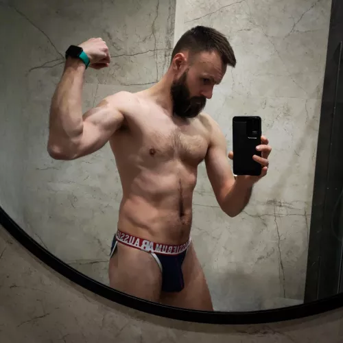 Morning flex 💪🏻🧔🏻‍♂️ by BeardWoof1337