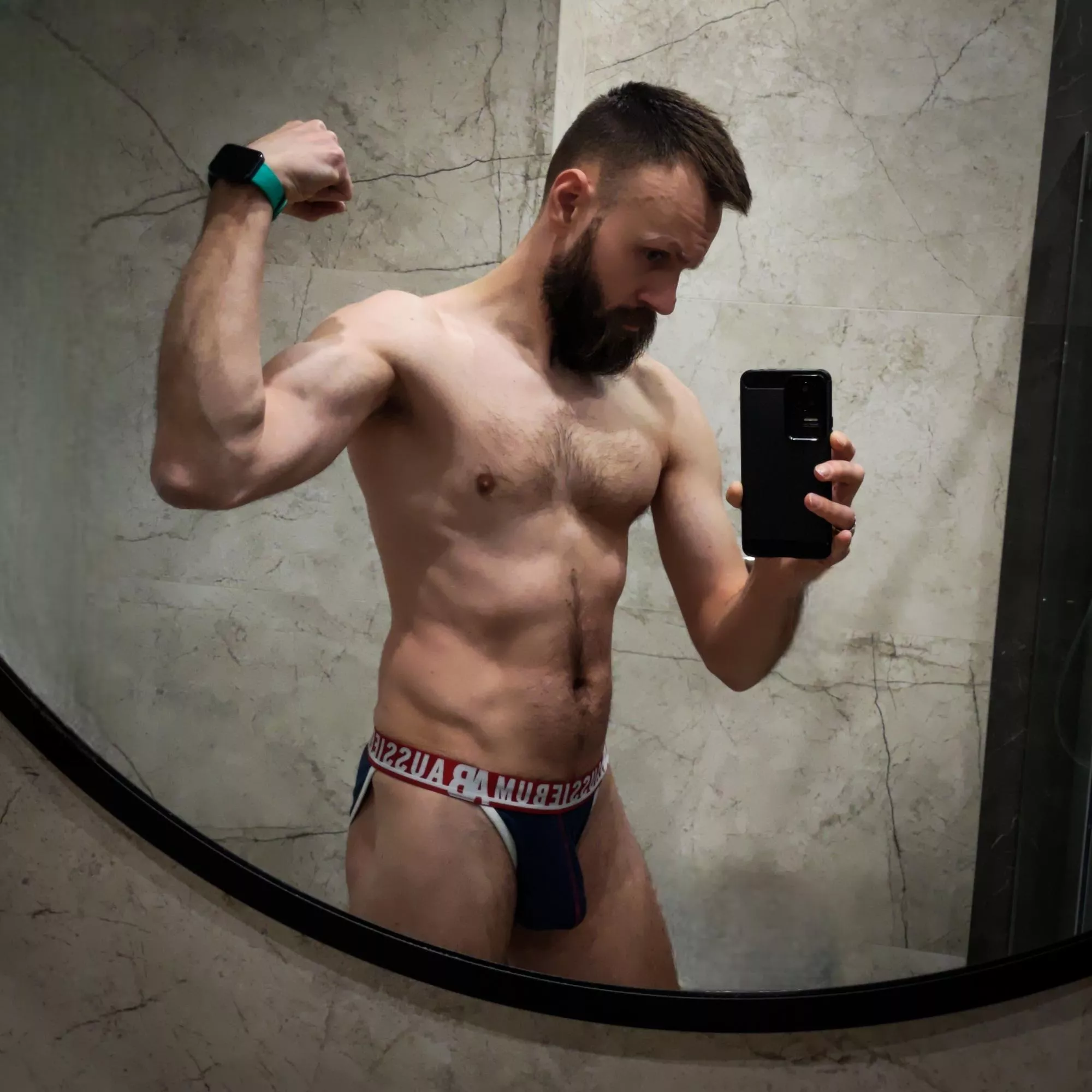 Morning flex 💪🏻🧔🏻‍♂️ posted by BeardWoof1337