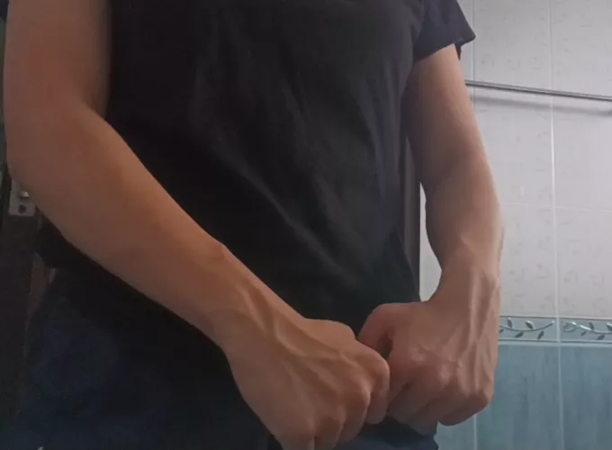 Veiny Girl Arms by jaynethrills