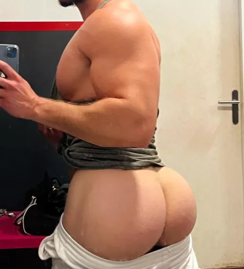 (28) What is it about it that make you hypnotize and go crazy for it ?  by ThatBroNextDoorrr