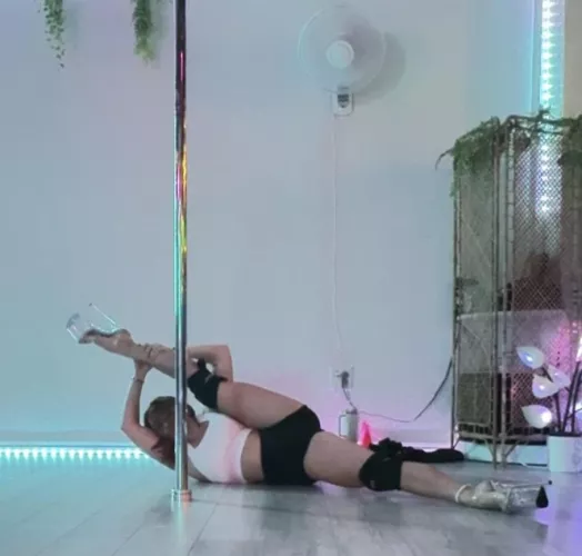 i hope you like your girls flexible ;) by steadyfiction