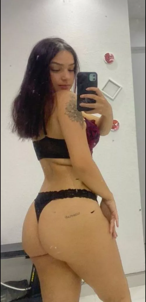 Kis my booty all night  by sexysarah03