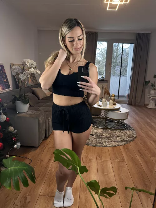 look at this all-black outfit by madaratayz