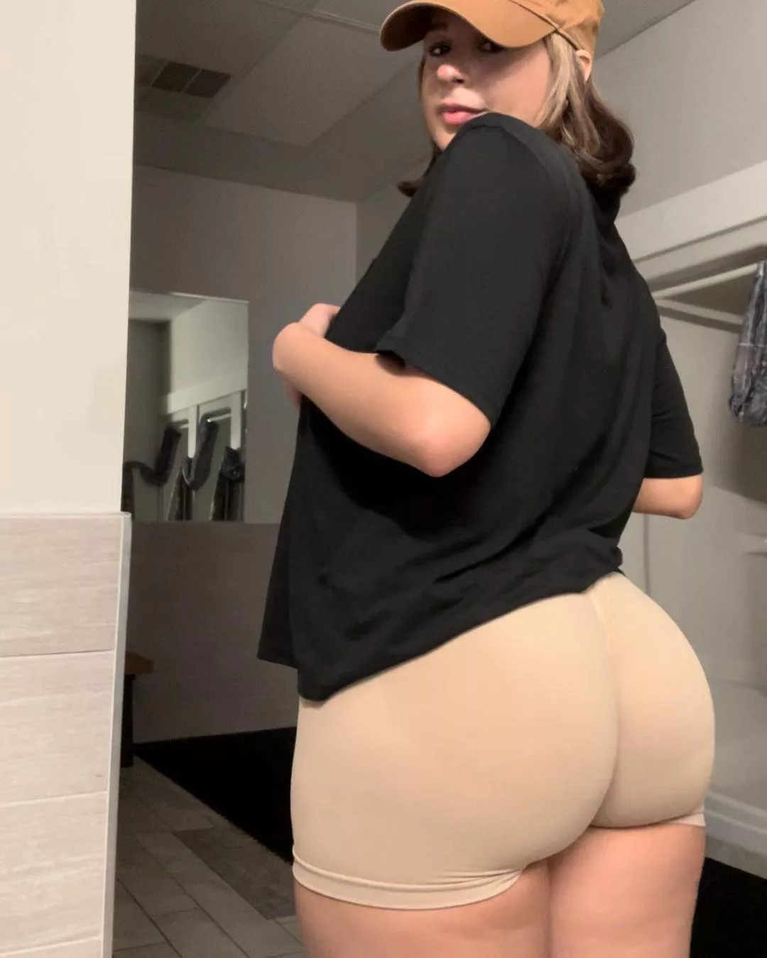 My fat gym ass posted by JakeIsHereOnReddit