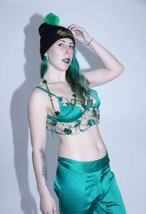 Peeking through the lace by sirenskiss3