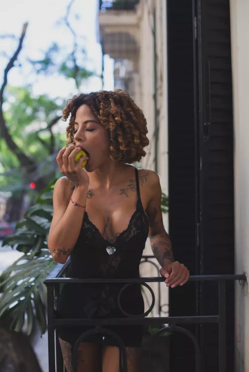 Renewing energy with a delicious fruit to then continue making love by r0mab