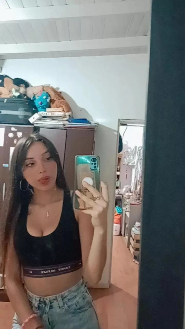 Do i look sexy in this croptop? posted by randomnameeee