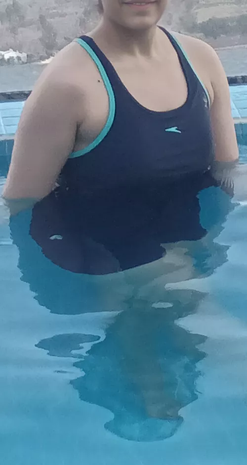 Pool pic:) by chaitrali-k