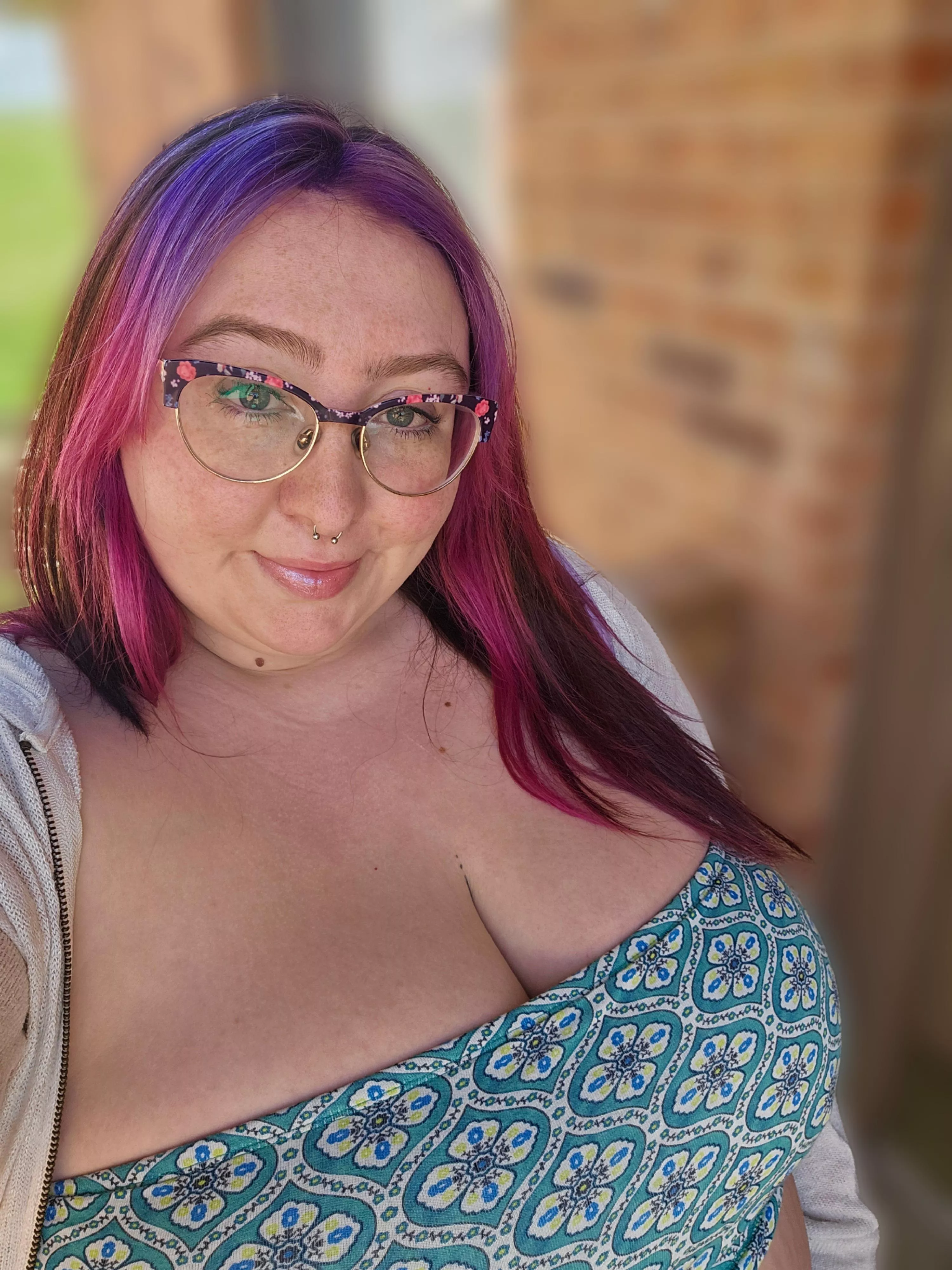 Felt so pretty here, happy friday! posted by sapphiremelonz