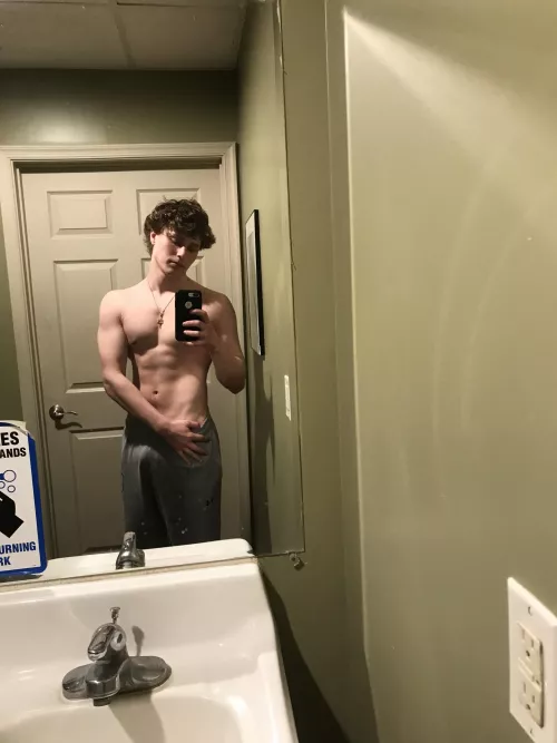 I’m young and jacked dm me! 18 years old by Dry_Change_1960
