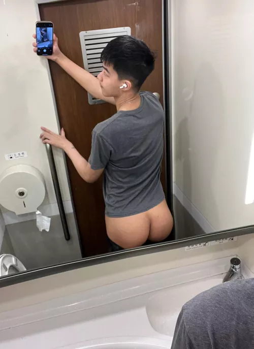 In the train bathroom by Dahrizz