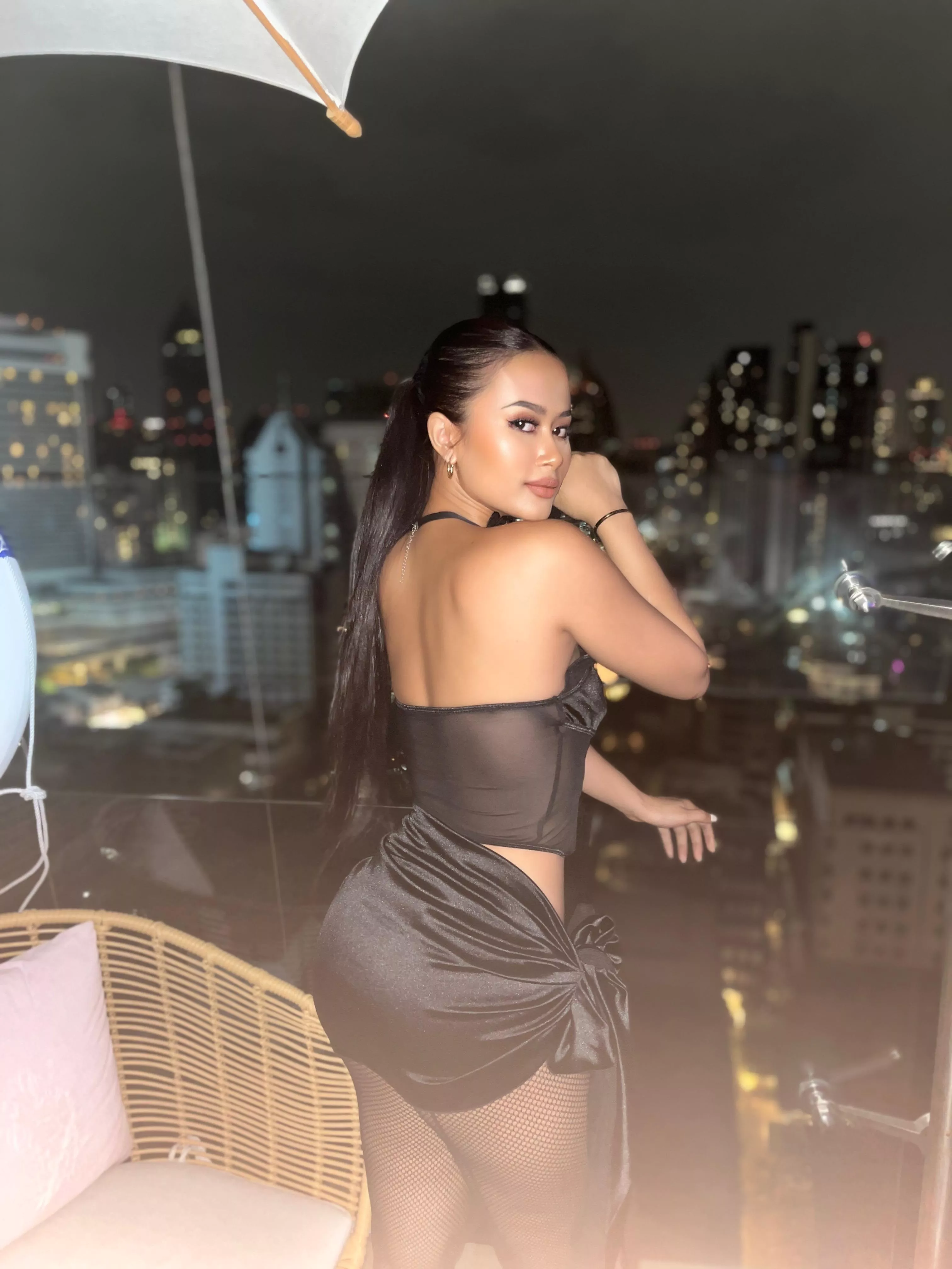 Just feels to be in a tight skirt good! posted by Jutaphet_kraitap