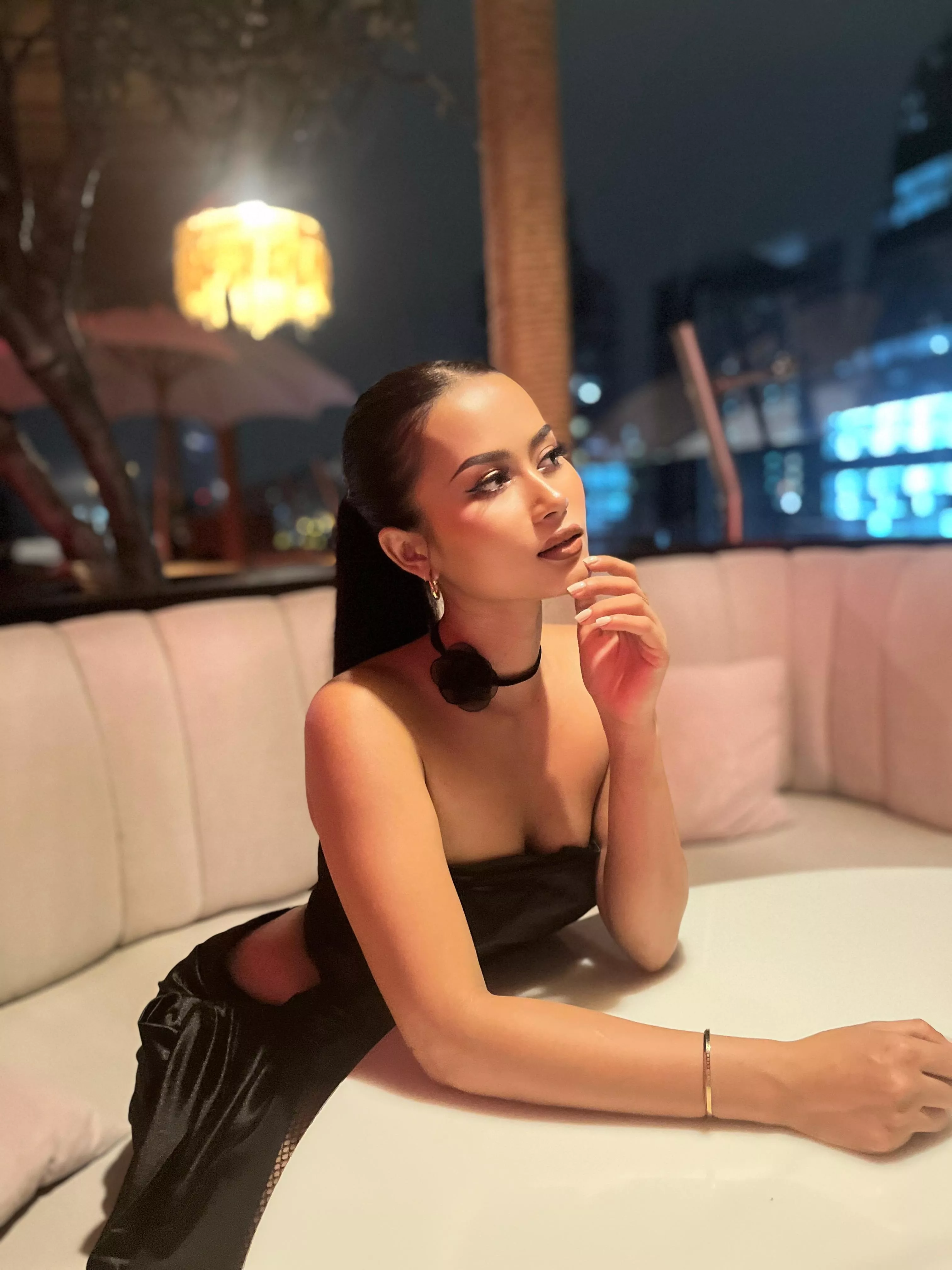 Out for the night, you want to join? posted by Jutaphet_kraitap