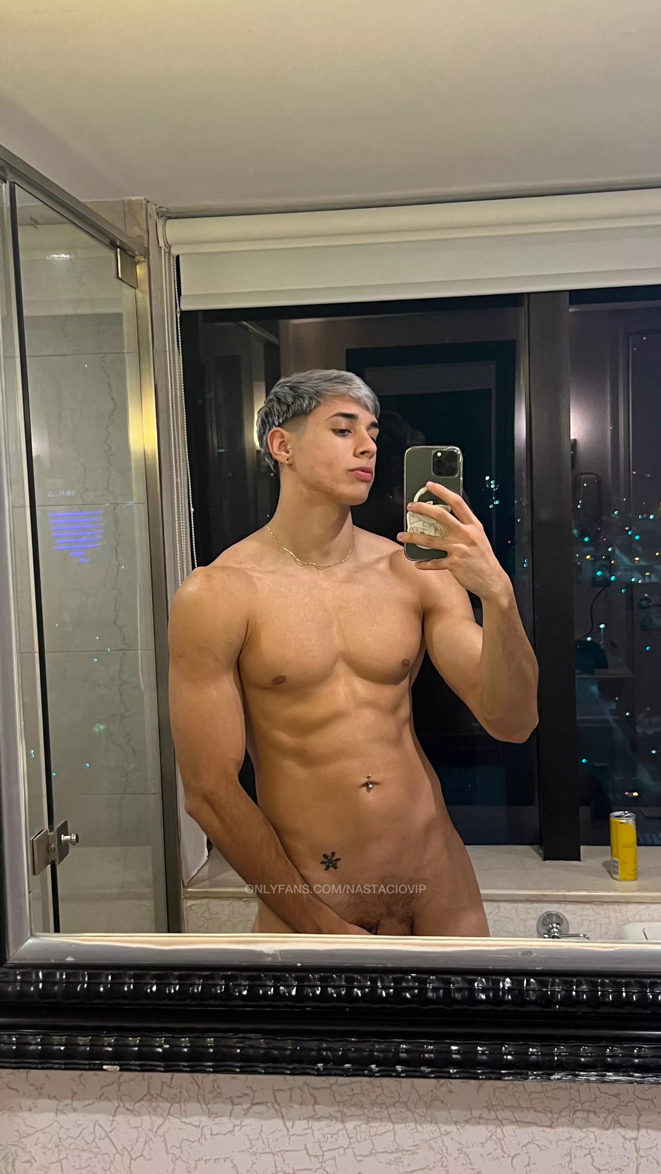 quien se suma a una ducha? 💧🔥 posted by leovipmodel