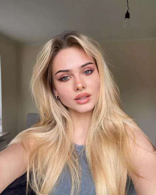 Sara Crumbleleg by Ken789gh