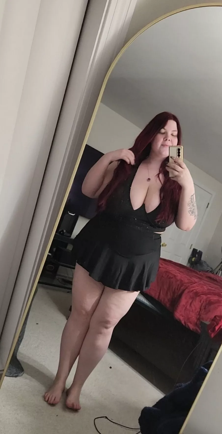 Thick girls in skirts 😏 posted by CrimsonCurves9