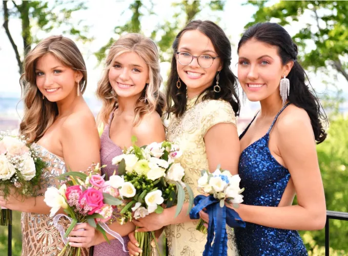 Who's swallowing your cum? [4] by username400500