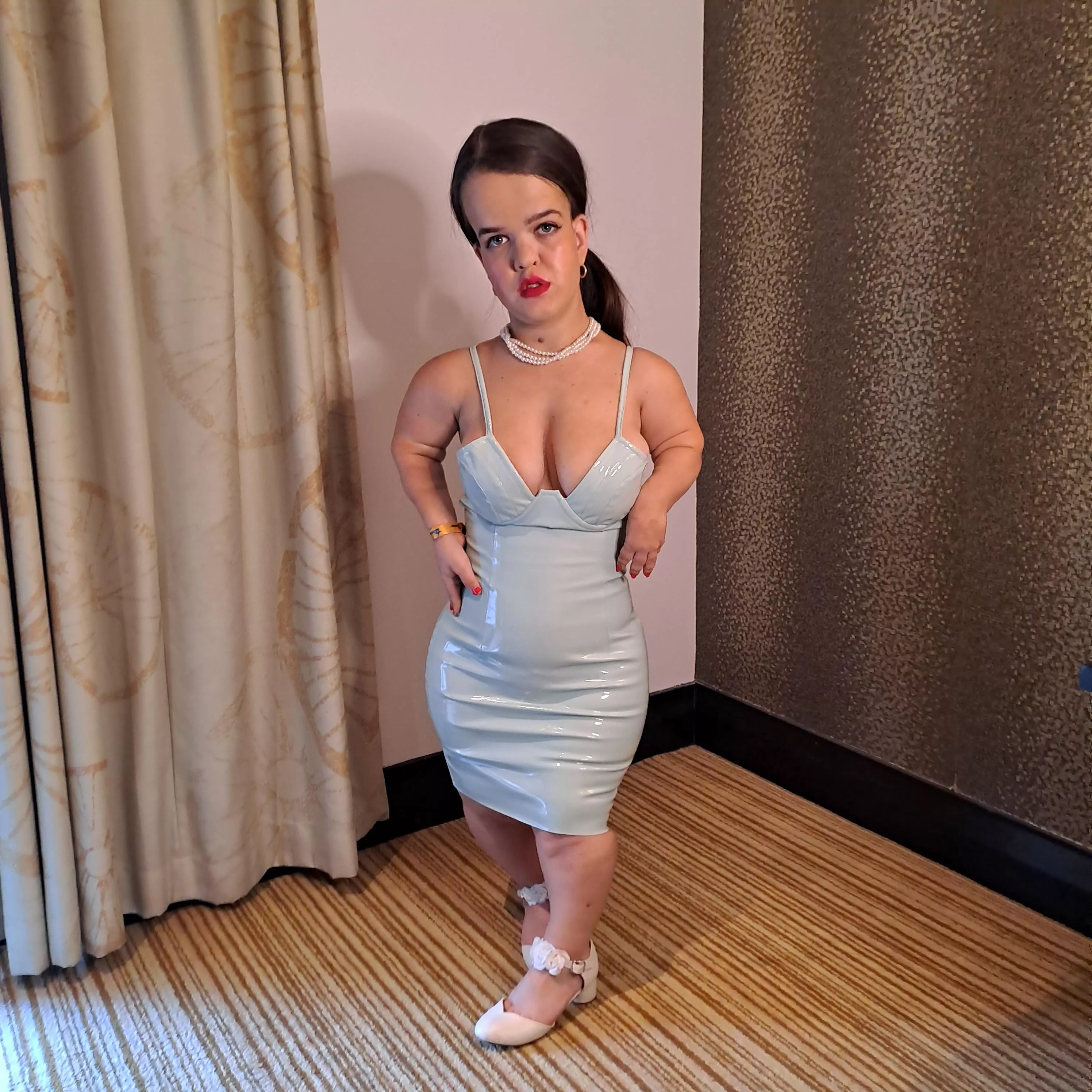 Britain's smallest glamour model just 3ft 8 posted by tiniestglamourmodel