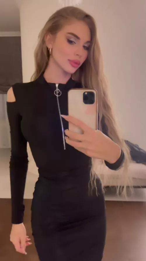 Do you like how tight this black dress is by xxsshoneyxx