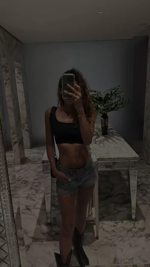 Does my croptop suits me? by leenchot