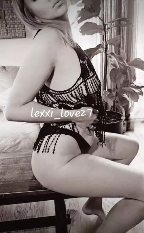 Just a peak  by lexxi_love27