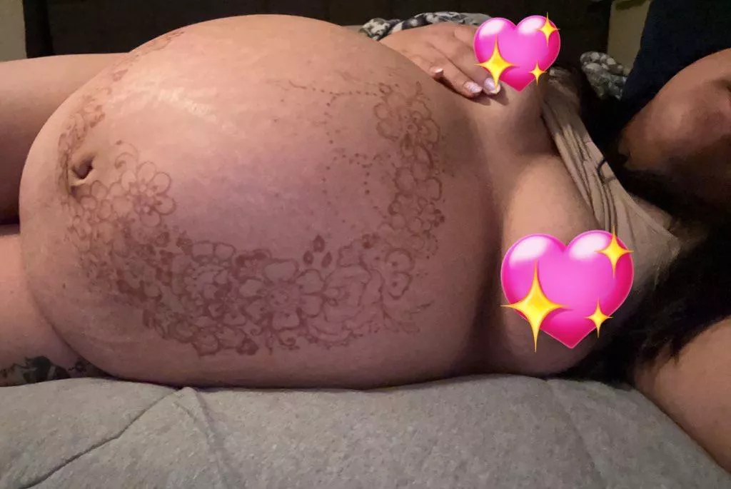 Pregnant Mommy posted by Milkymooon66