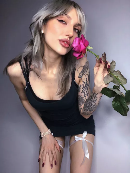 Say “hey” if you’d eat my ass and I’ll send you nudes immediately by skye_worm