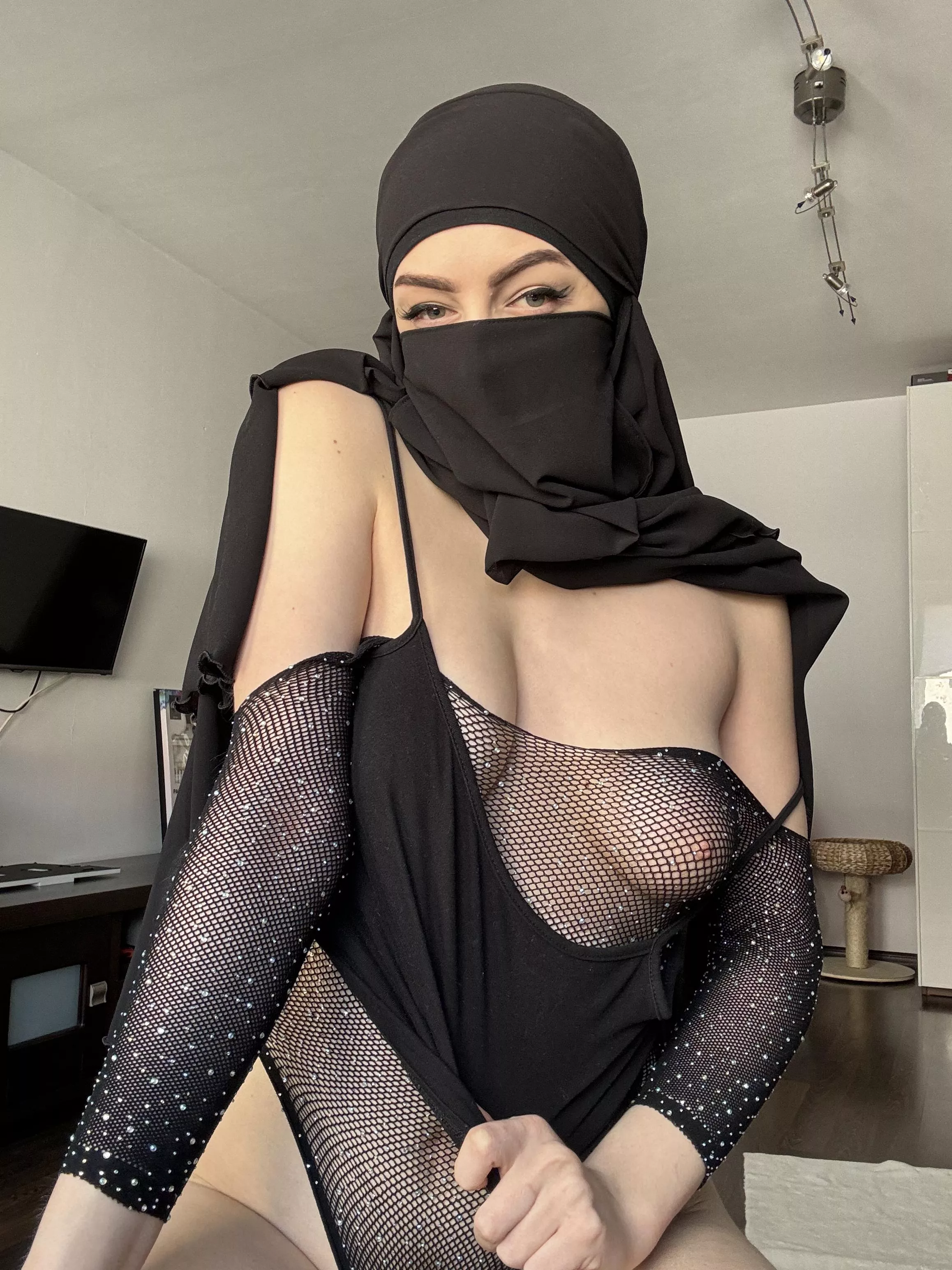 That mesh looks hot on me posted by thehudinie