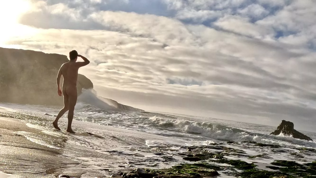 The sea is just a wetter version of the sky 🎶 posted by ArtPlusSex