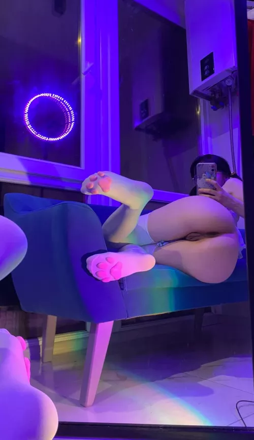 Who will lick pink feet on the first date? [F] by Vzortekaser