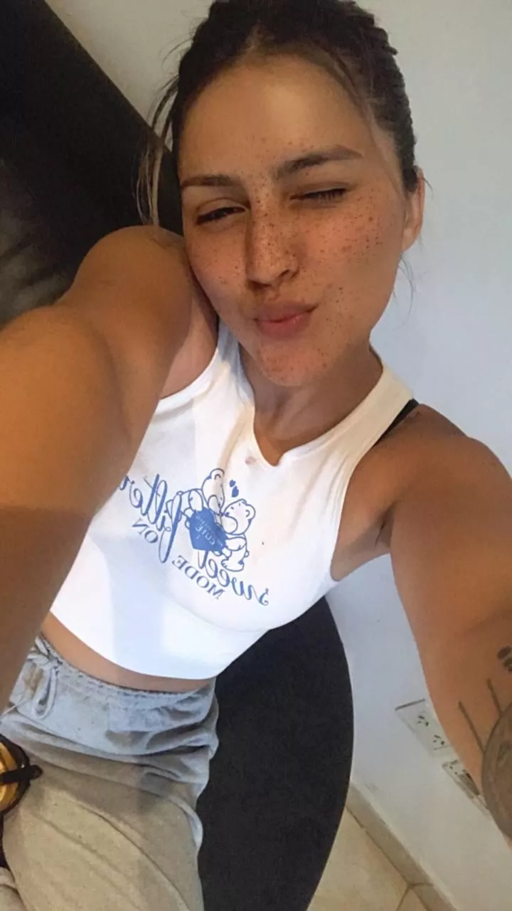 Does my croptop suits me? posted by oddballnotification6