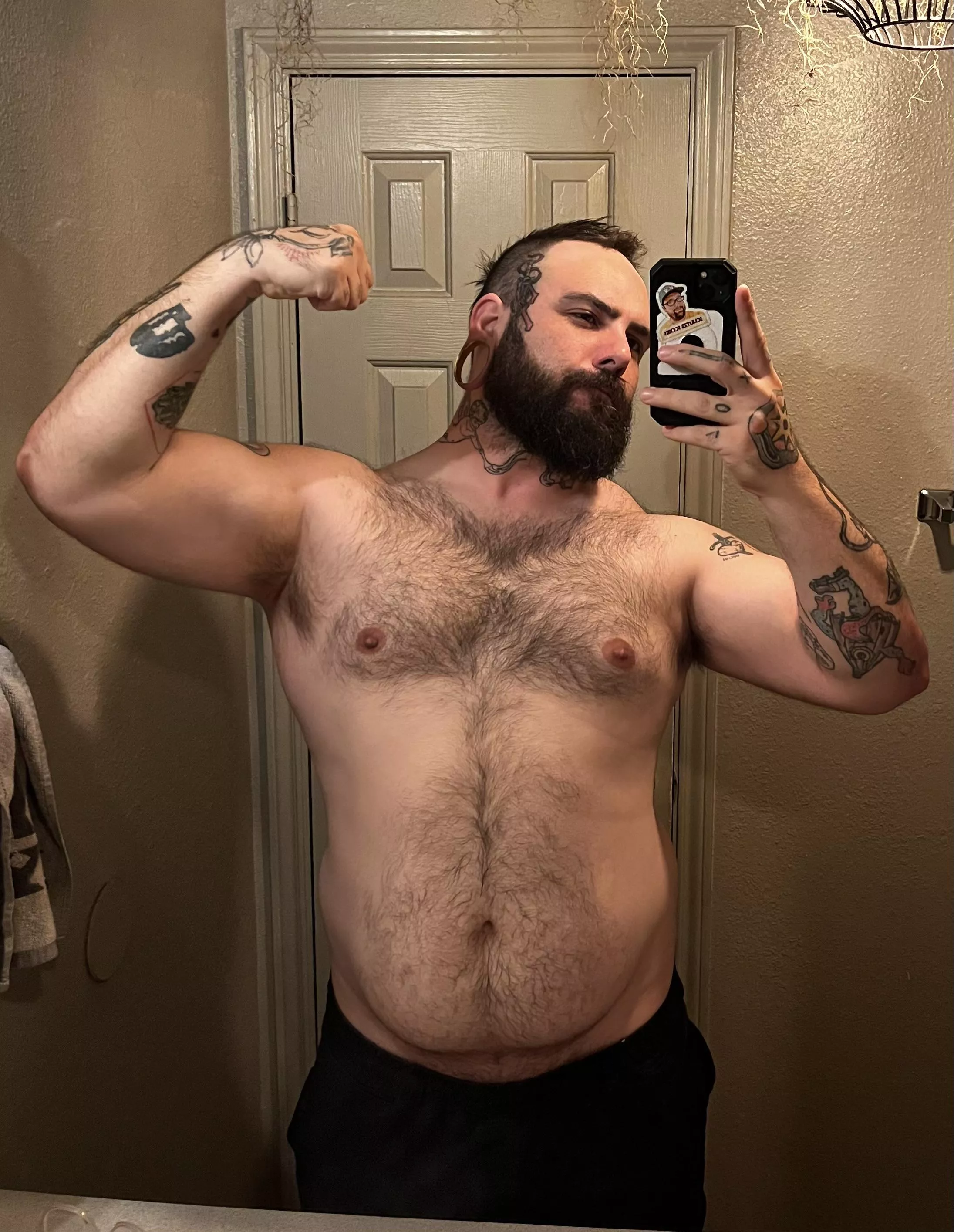 Fixing my posture and flexing so you can’t tell how chubby I really am posted by TruffleDad
