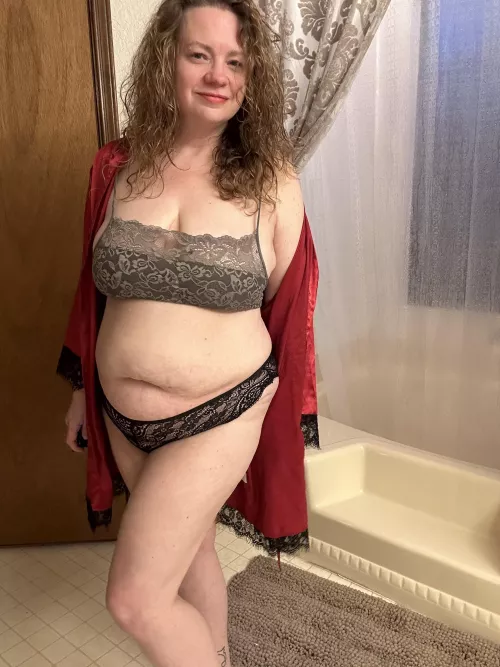 I got stood up! Wanna console a 52yo cougar? [maturekinkyaf] by MatureKinkyMom
